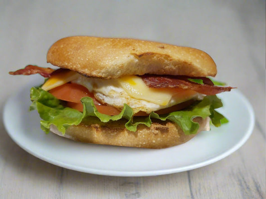 Breakfast Bagel Sandwich w. Bacon, Egg, Tomato and 12oz Beverage