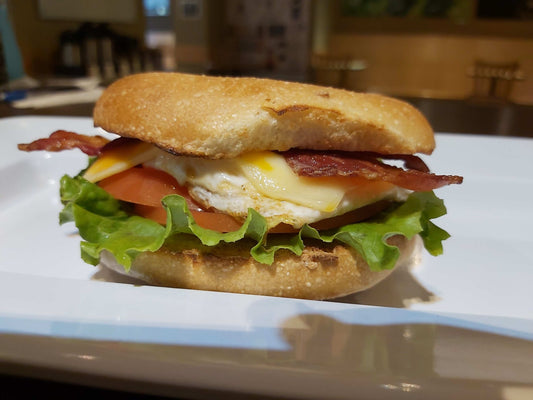 Breakfast Bagel Sandwich w. Bacon, Egg, Tomato and 12oz Beverage